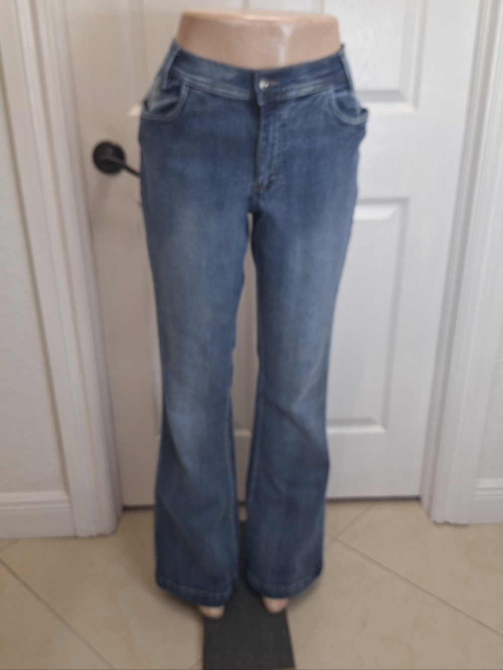 VENUS Women's Flared Jeans in Medium Blue Wash